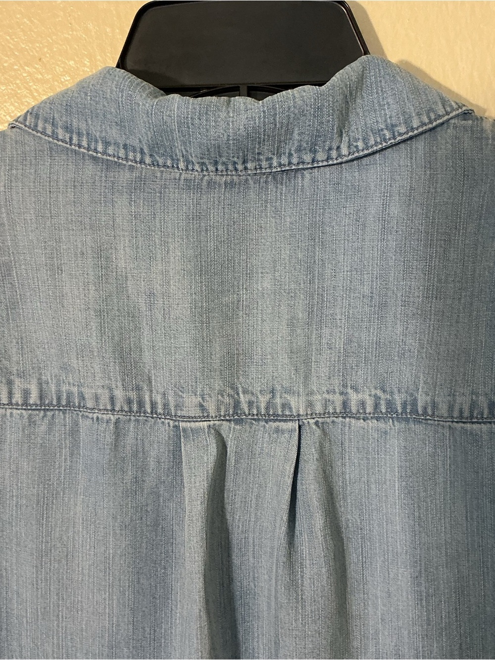 cloth & stone Light Blue Ruched-Front Chambray Button-Down - Picture 9 of 12